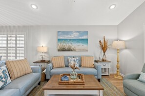 Hus, flere senger, terrasse, hageutsikt (307 Laguna St) | Oppholdsområde | En 50-tommers Flatskjerm-TV med digitale kanaler