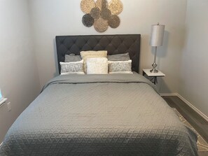 2 bedrooms, desk, WiFi