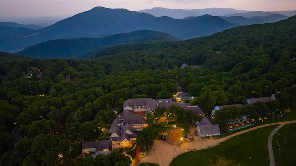 Exterior - Three Ridges 84 with Wintergreen Advantage (Wintergreen)