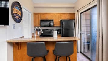 Refrigerador, microondas, cafetera y tetera y utensilios de cocina