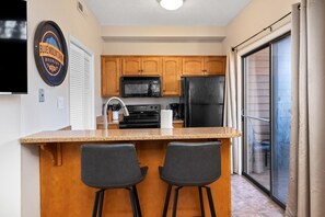 Refrigerador, microondas, cafetera/tetera, utensilios de cocina