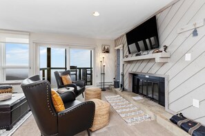 TV, fireplace - Highlands 02 with Wintergreen Advantage (Wintergreen)