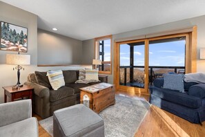 TV, fireplace - Highlands 37 with Wintergreen Advantage (Wintergreen)