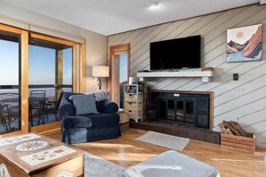 TV, fireplace - Highlands 37 with Wintergreen Advantage (Wintergreen)