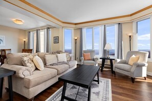 TV, fireplace - Highridge Court 24 with Wintergreen Advantage (Wintergreen)