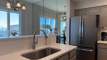 Refrigerador, microondas, cafetera y tetera y utensilios de cocina