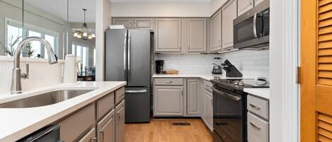 Kühlschrank, Mikrowelle, Wasserkocher mit Kaffee-/Teezubehör