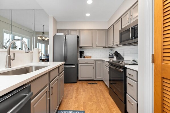 Refrigerador, microondas, cafetera y tetera y utensilios de cocina 