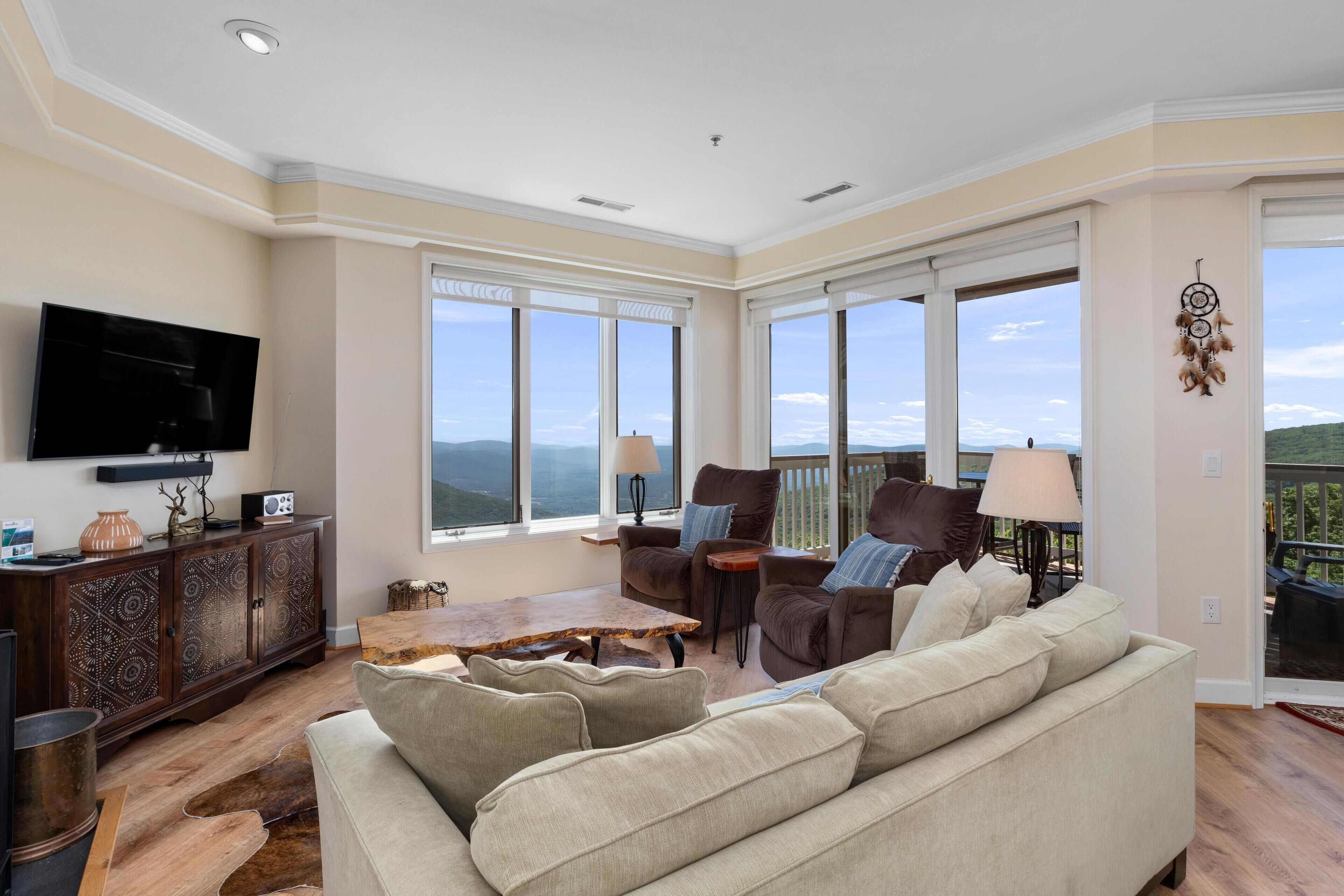 Televisión y chimenea 