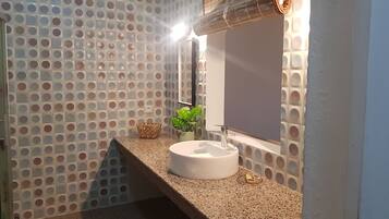 Vasca e doccia separate, soffione a pioggia, set di cortesia gratuito