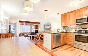 Fridge, microwave, oven, stovetop - Dobie 04 with Wintergreen Advantage (Wintergreen)