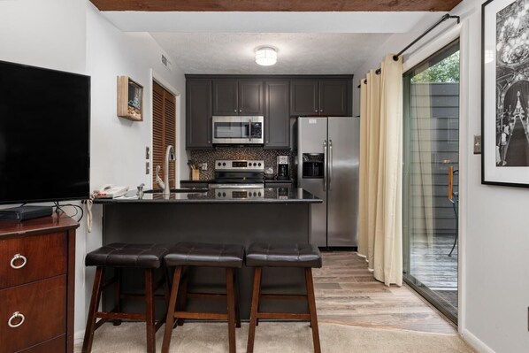 Réfrigérateur, micro-ondes, cafetière/bouilloire