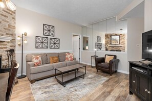 TV, fireplace - Laurelwood 24 with Wintergreen Advantage (Wintergreen)