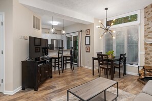 Dining - Laurelwood 24 with Wintergreen Advantage (Wintergreen)