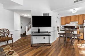 Interior - Laurelwood 25 with Wintergreen Advantage (Wintergreen)