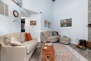 TV - Laurelwood 43 with Wintergreen Advantage (Wintergreen)
