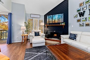 TV, fireplace - Laurelwood 73 with Wintergreen Advantage (Wintergreen)