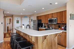 Refrigerador, microondas, horno, placa de cocina