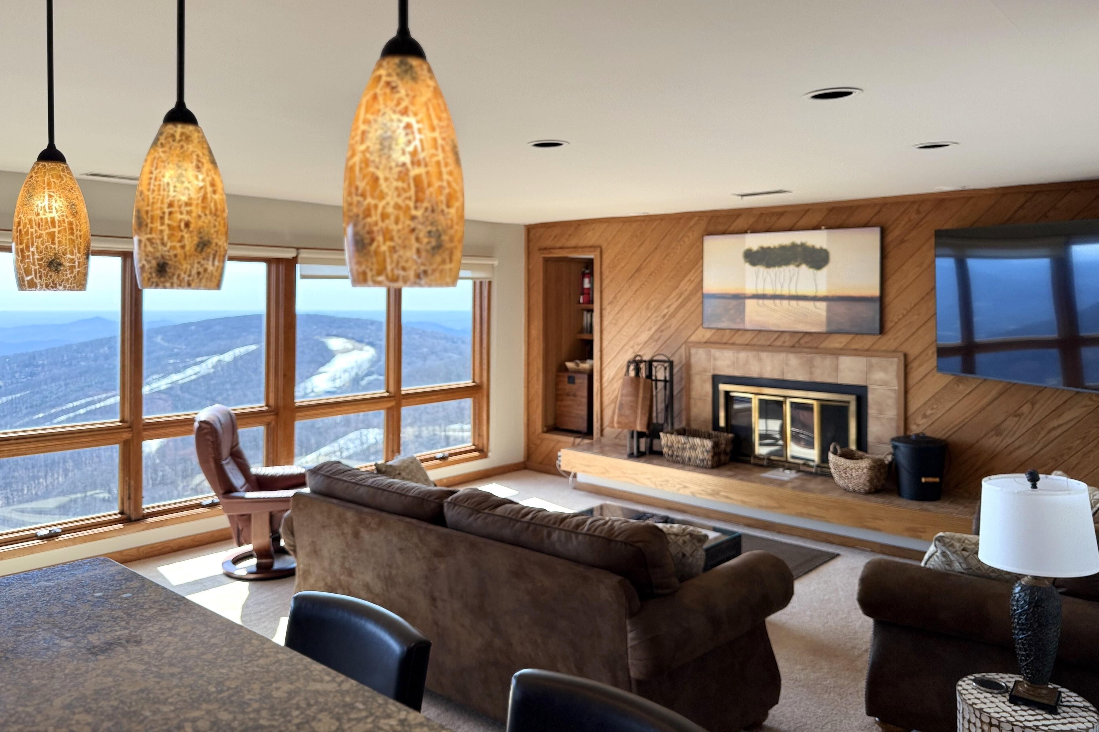 Televisión y chimenea 