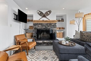 TV, fireplace - Vistas 64 with Wintergreen Advantage (Wintergreen)