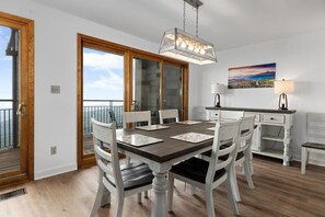 Dining - Vistas 64 with Wintergreen Advantage (Wintergreen)