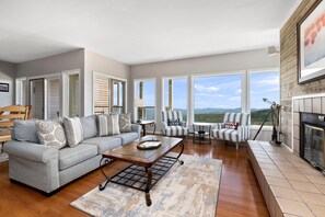 TV, fireplace - Overlook 05 with Wintergreen Advantage (Wintergreen)