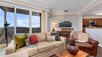 Una televisión, una chimenea