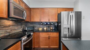 Kühlschrank, Mikrowelle, Wasserkocher mit Kaffee-/Teezubehör