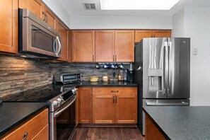 Fridge, microwave, coffee/tea maker, cookware/dishes/utensils - Highridge Place 42 with Wintergreen Advantage (Wintergreen)