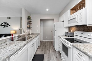 Fridge, microwave, oven, stovetop - Stoneridge 29 with Wintergreen Advantage (Wintergreen)