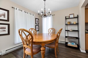 Dining - Stoneridge 75 with Wintergreen Advantage (Wintergreen)