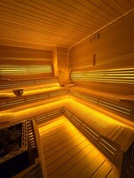Uma sauna com bancos de madeira e bancos com furos para ventilação.