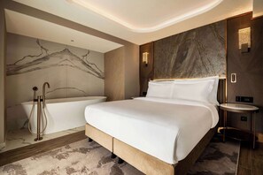 Suite – executive, balkong (Jetted Tub) | Sengetøy av topp kvalitet, dundyner, memory foam-senger og minibar