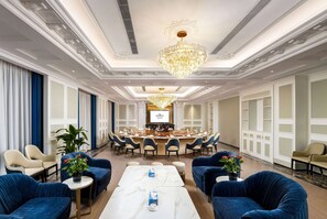 2 restaurants servant le déjeuner