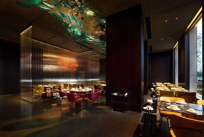 2 restaurantes; se sirven comidas y cenas