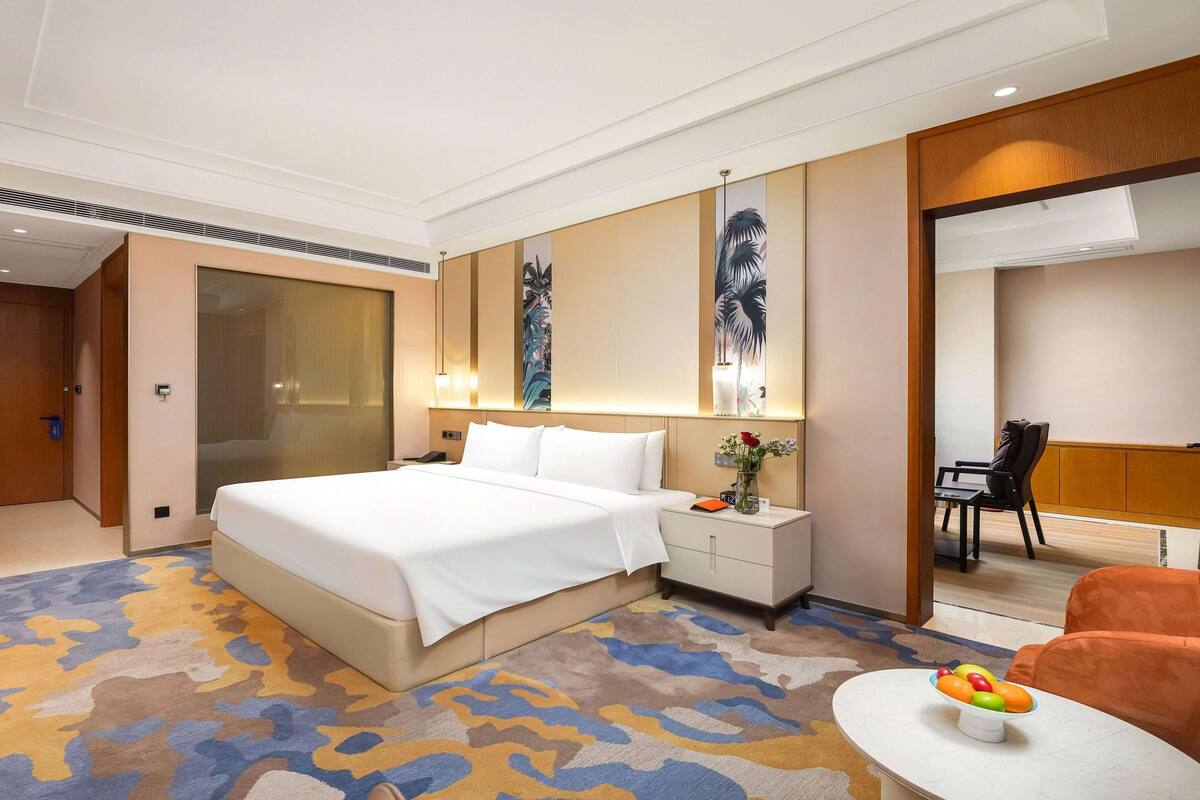 Suite, 1 King Bed, Smoking