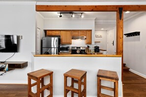 Fridge, microwave, coffee/tea maker, cookware/dishes/utensils - Fairway Woods 43 with Wintergreen Advantage (Wintergreen)