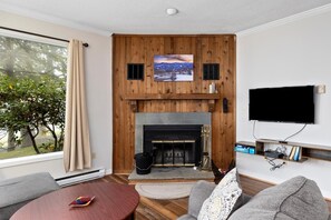 TV, fireplace - Fairway Woods 43 with Wintergreen Advantage (Wintergreen)