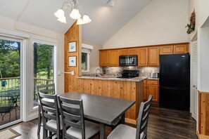 Kühlschrank, Mikrowelle, Wasserkocher mit Kaffee-/Teezubehör