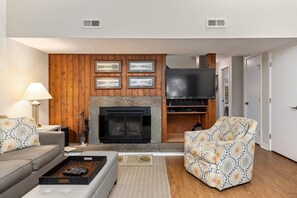 TV, fireplace - Three Ridges 15 with Wintergreen Advantage (Wintergreen)