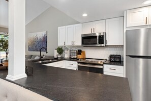 冷蔵庫、電子レンジ、コーヒー / ティーメーカー、調理器具と食器