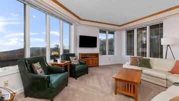 Una televisión, una chimenea