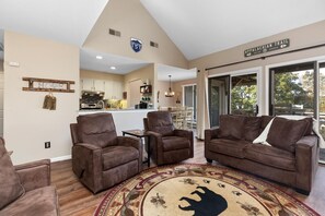 TV, fireplace - Stoneridge 30 with Wintergreen Advantage (Wintergreen)