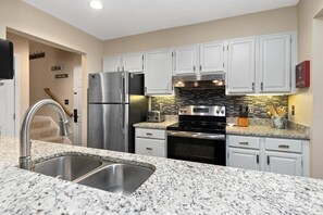 Fridge, microwave, oven, stovetop - Stoneridge 30 with Wintergreen Advantage (Wintergreen)