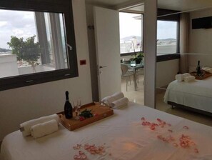 1 makuuhuone, tallelokero huoneessa, työpöytä, silitysrauta/-lauta