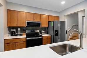 Fridge, microwave, oven, stovetop - Stoneridge 69 with Wintergreen Advantage (Wintergreen)