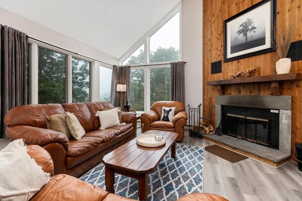 TV, fireplace - Fairway Woods 36 with Wintergreen Advantage (Wintergreen)