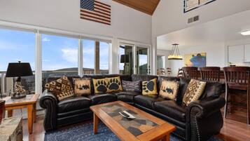 Una televisión, una chimenea