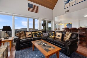 TV, fireplace - Overlook 48 with Wintergreen Advantage (Wintergreen)