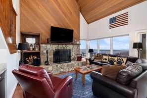 TV, fireplace - Overlook 48 with Wintergreen Advantage (Wintergreen)